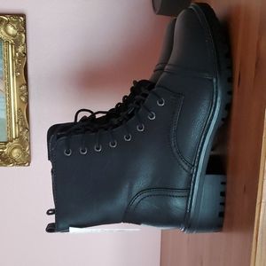 Universal Thread combat boots